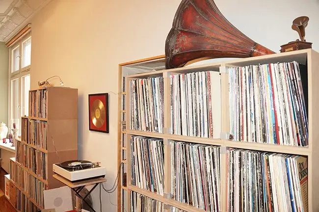 Schallplattenregal im Berliner Altbau Blog, Schallplattenregale, naturpur