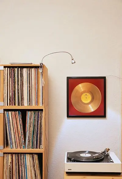 Schallplattenregal im Berliner Altbau Blog, Schallplattenregale, naturpur