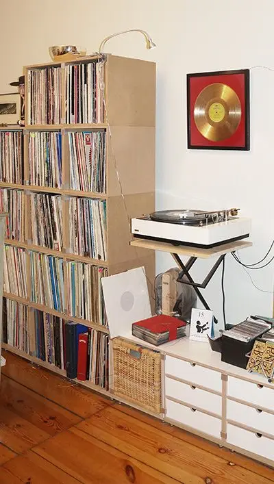 Schallplattenregal im Berliner Altbau Blog, Schallplattenregale, naturpur