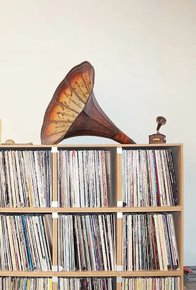 Schallplattenregal  mit altem Grammophon Blog, Schallplattenregale, naturpur