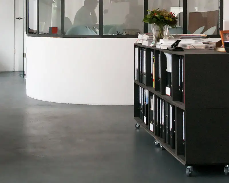 Schwarzes Aktenregal auf Rollen Sonderanfertigung, Schwarze Aktenregale, Agentur, Glutrot