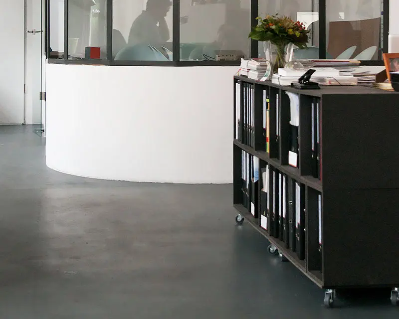 Sonderanfertigung, Schwarze Aktenregale, Agentur, Glutrot