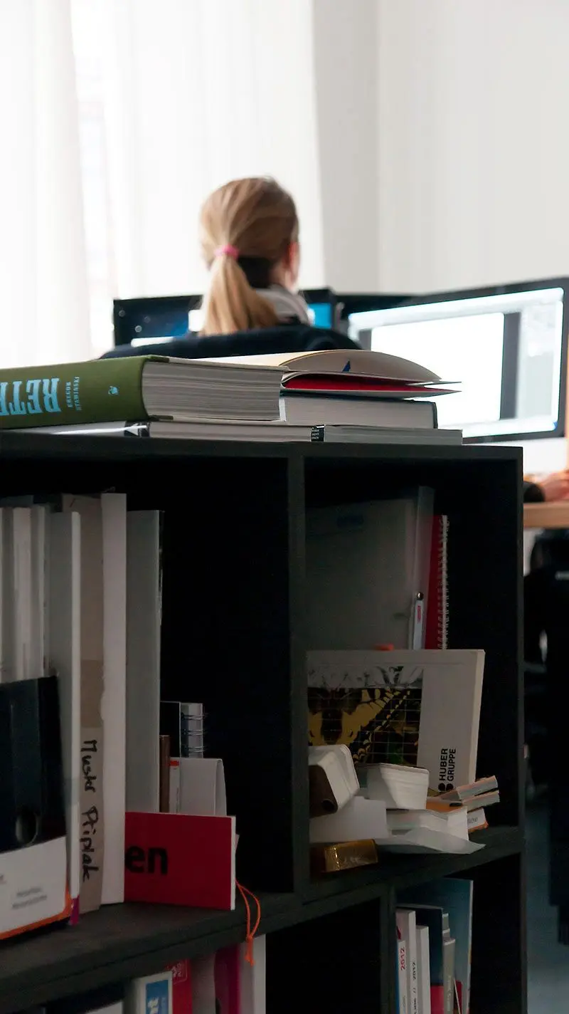 Schwarzes Aktenregal auf Rollen Sonderanfertigung, Schwarze Aktenregale, Agentur, Glutrot