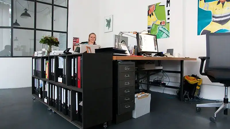 Schwarzes Aktenregal auf Rollen Sonderanfertigung, Schwarze Aktenregale, Agentur, Glutrot