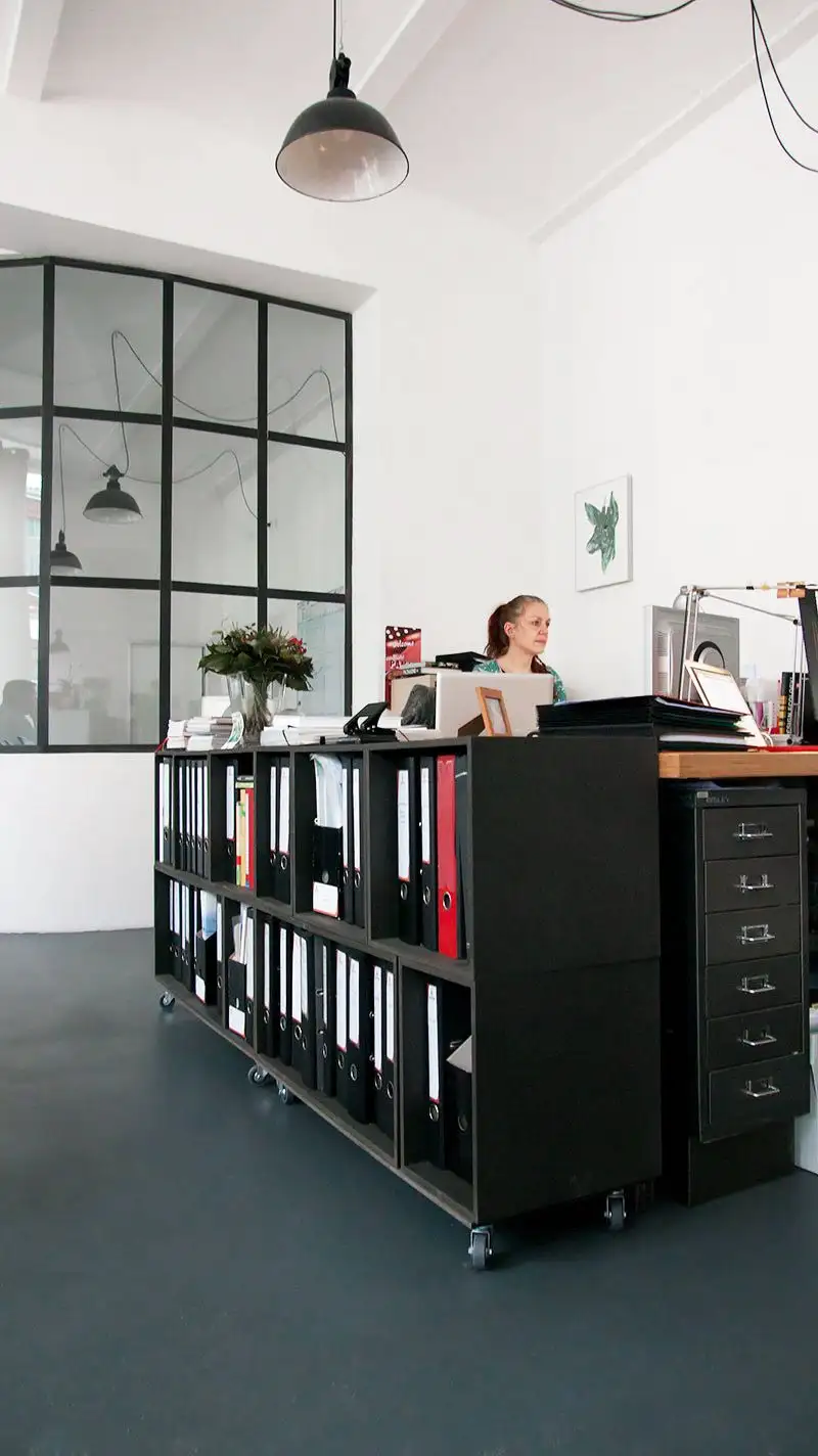 Schwarzes Aktenregal auf Rollen Sonderanfertigung, Schwarze Aktenregale, Agentur, Glutrot