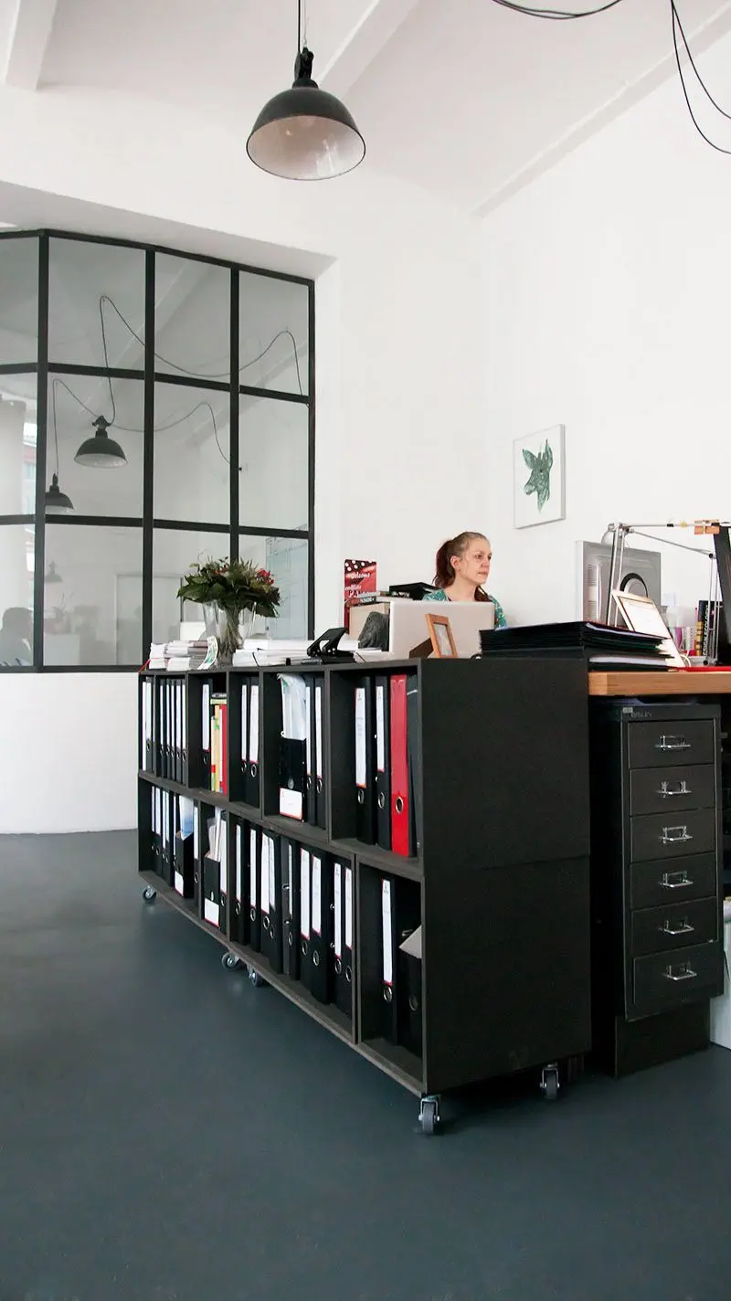 Schwarzes Aktenregal auf Rollen Sonderanfertigung, Schwarze Aktenregale, Agentur, Glutrot