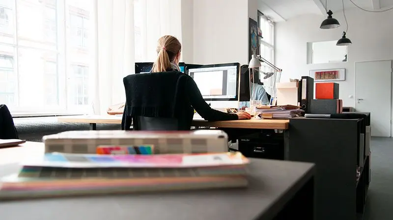 Schwarze Aktenregale auf Rollen Sonderanfertigung, Schwarze Aktenregale, Agentur, Glutrot