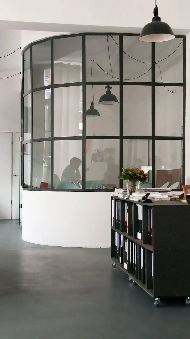 Schwarzes Aktenregal auf Rollen Sonderanfertigung, Schwarze Aktenregale, Agentur, Glutrot