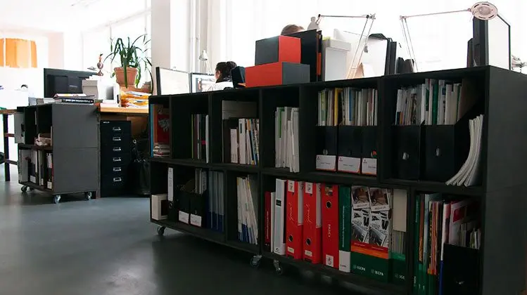 Schwarze Aktenregale auf Rollen Sonderanfertigung, Schwarze Aktenregale, Agentur, Glutrot