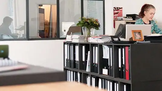 Schwarzes Aktenregal auf Rollen Sonderanfertigung, Schwarze Aktenregale, Agentur, Glutrot