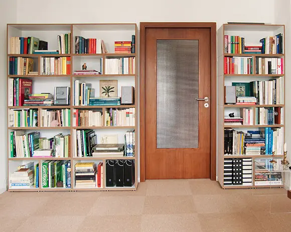 Wohnzimmerregal mit integrierter Tür Wohnzimmerregal