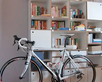 Kundenbilder, Weißes Bücherregal