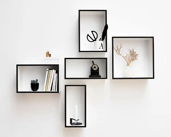 Wandregal mit schwarzen Kanten