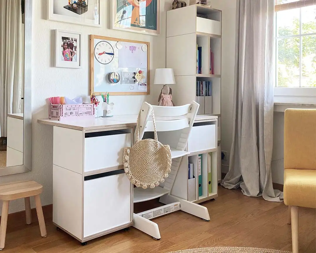 Kundenbilder, Kinderzimmer, Kinderschreibtisch, Einschübe, Regal, senkrecht, weiß, gelb, pastel, Sonnenlicht