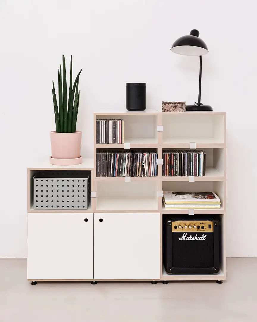 stocubo CD-Regal, 2:3 Modul, Tür, Weiß, CD, Lampe, Marshall Lautsprecher, Pflanze