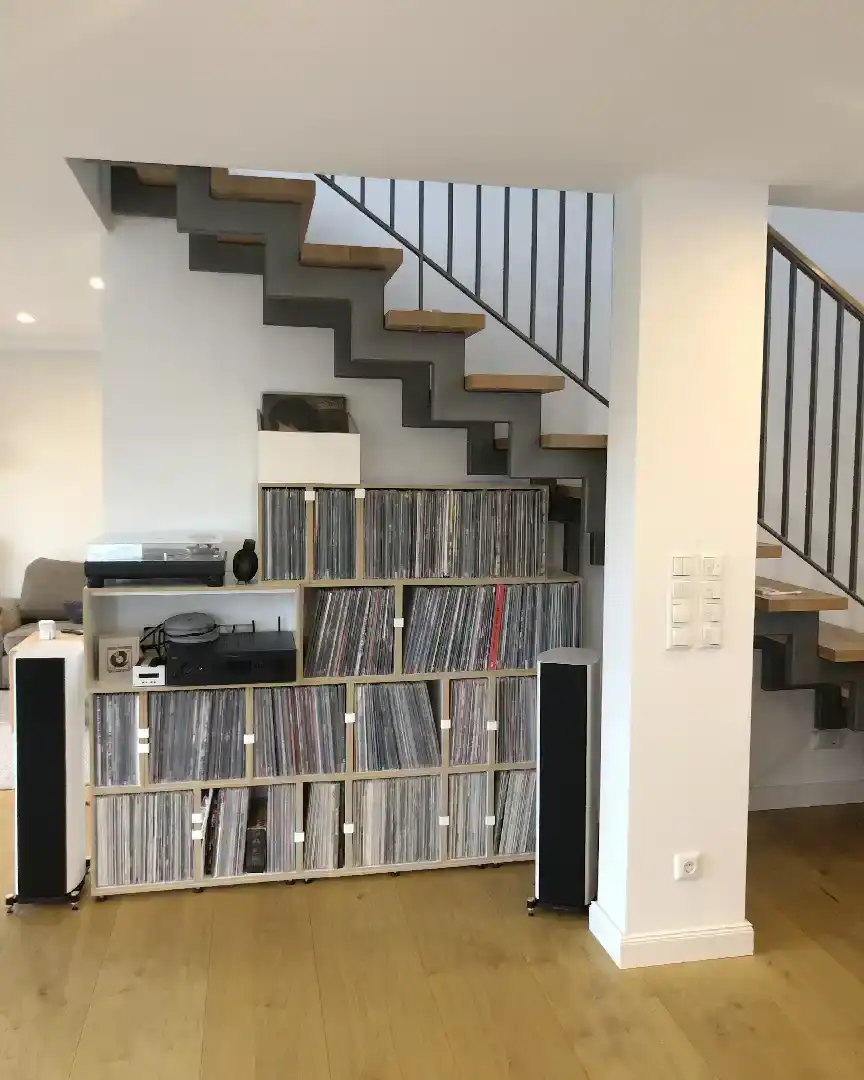 Kundenbilder, Schallplattenregale, Dachschräge, Schallplattenregal unter der Treppe
