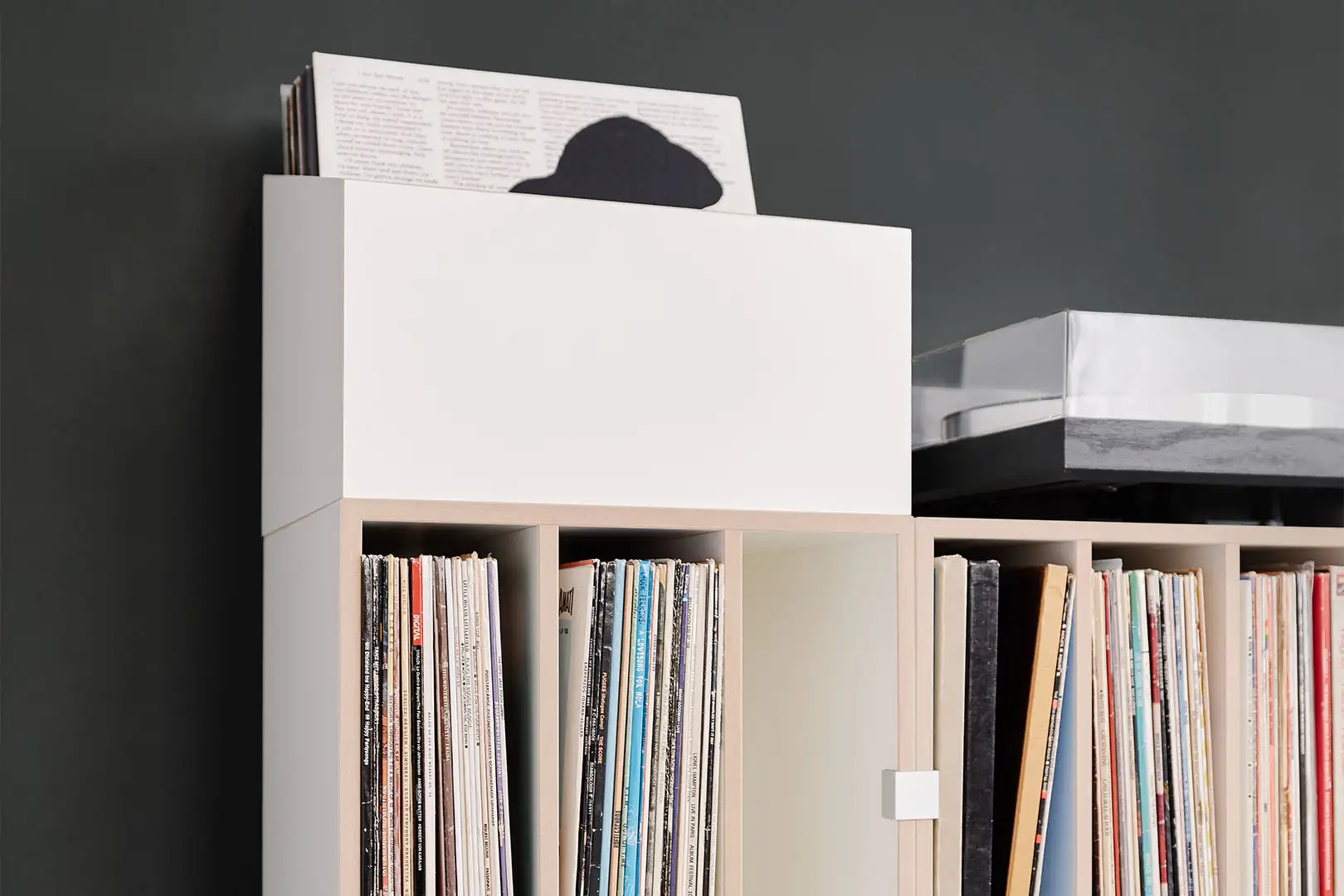 Kategorien, Detailbild, Lp-Regal mit Flip-Through, Vinyl, LP-Box, F3 Modul, Türen, Grammofon, Plattenspieler, Lautsprecher, Lampe, Whiskey, Wand, dunkel, schwarz