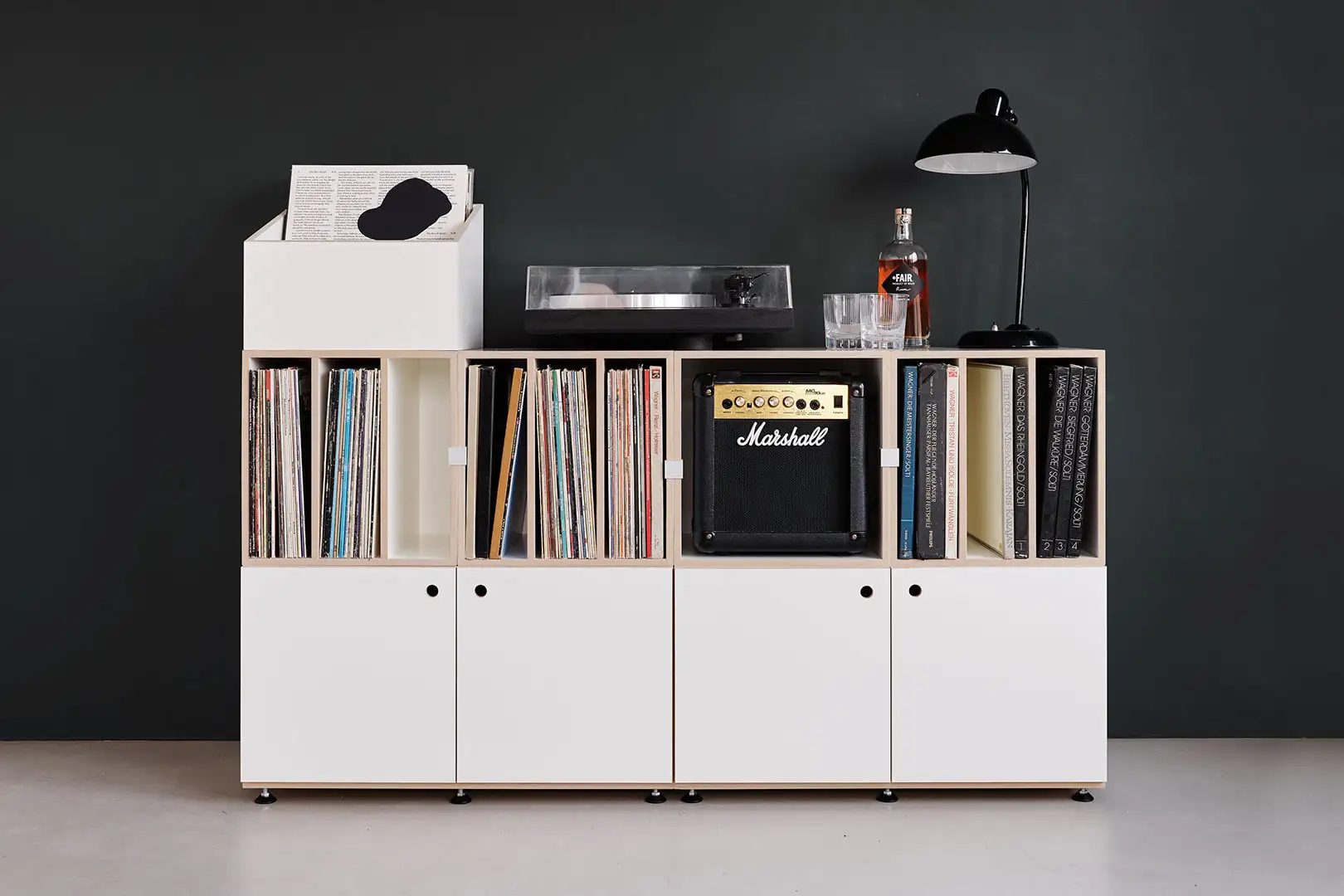 Kategorien, Titelbild, Lp-Regal mit Flip-Through, Vinyl, LP-Box, F3 Modul, Türen, Grammofon, Plattenspieler, Lautsprecher, Lampe, Whiskey, Wand, dunkel, schwarz