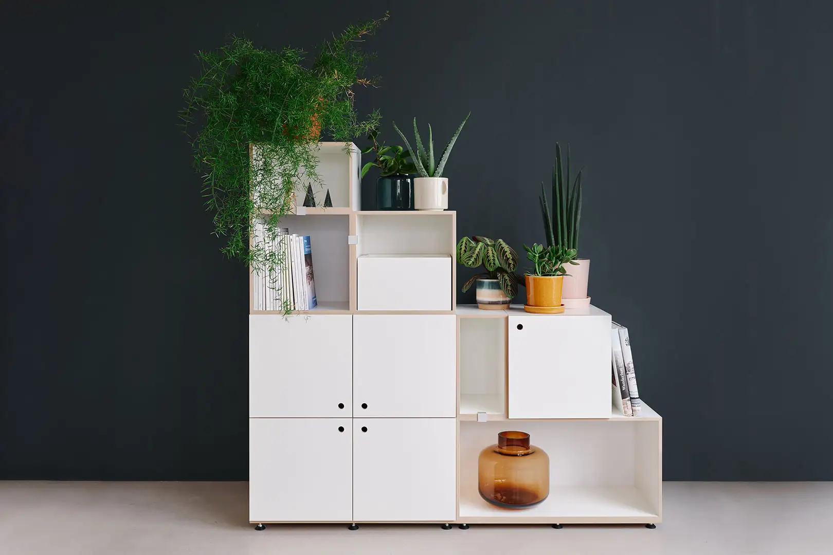 Kategorien, Titelbild, stocubo Raumteiler, Türen, Schublade, Bücher, Pflanzen, dunkel, Wand, Vase, grün, gelb, ocher, 3by2