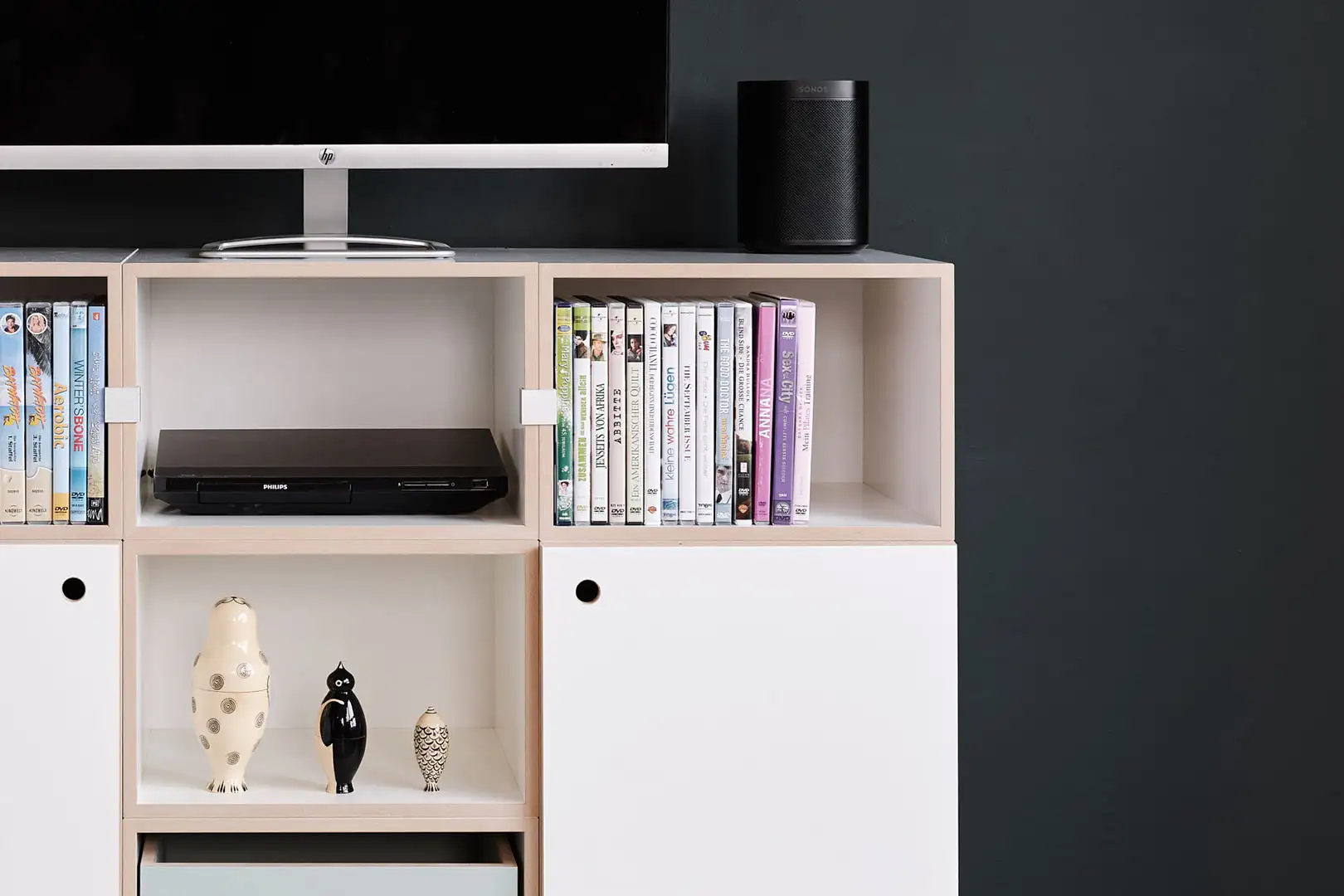 Kategorien, stocubo DVD-Regal, Türen, Einschub, pistaziengrün, dunkel, Wand, Fernseher, Lautsprecher, 3by2