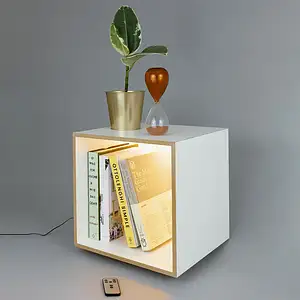Leuchtcube Anleitungen, LED-Cube, Licht, Fernbedienung, grauer Hintergrund, Pflanze, Bücher, Sanduhr, gelb, grau, gold, rot, weiß