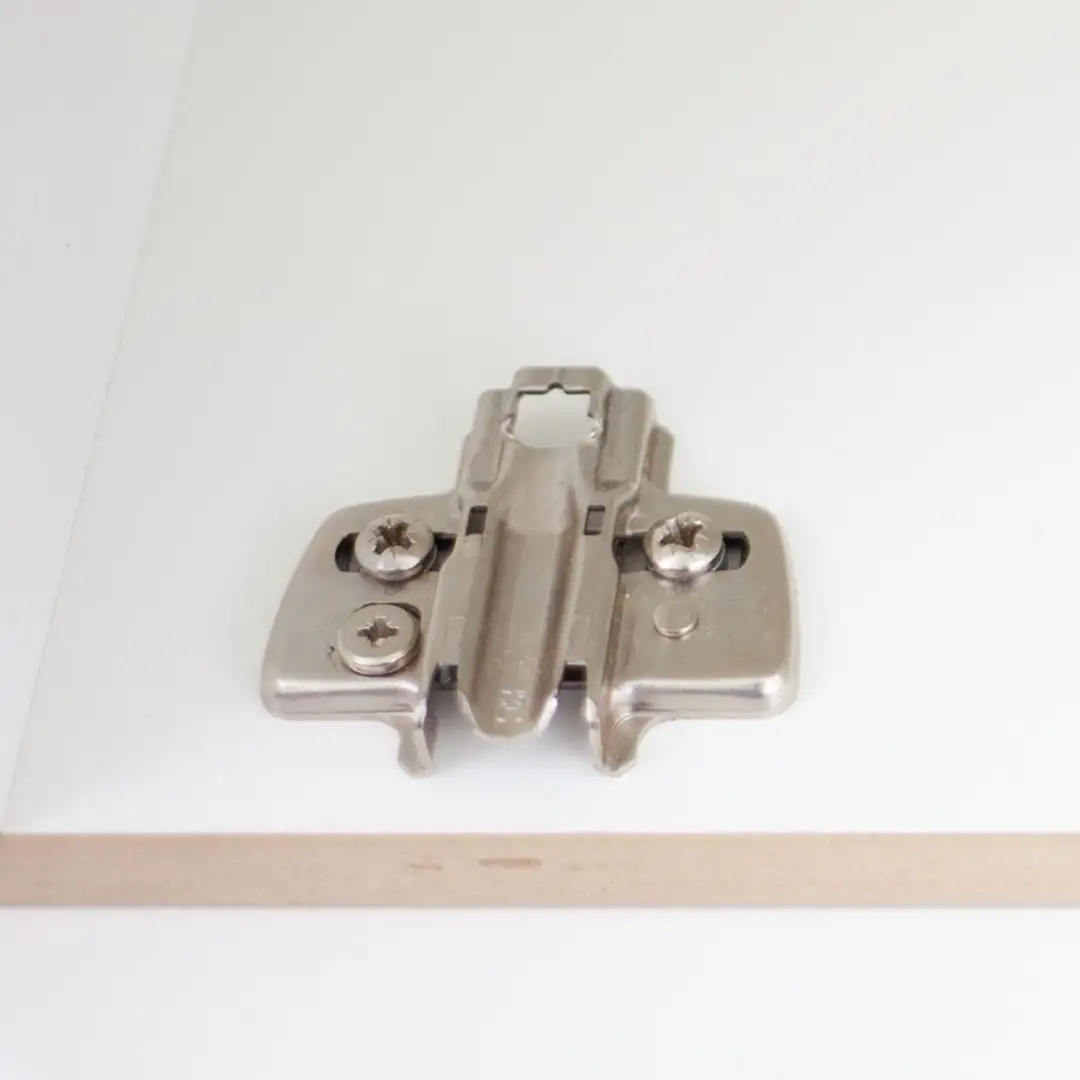 Befestigen der Kreuzplatten Anleitungen, Türen anbringen, Würfel, Schritt 2, Schrauben, schrauben, befestigen