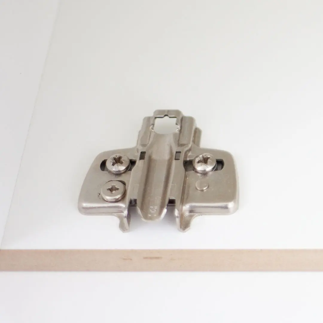 Befestigen der Kreuzplatten Anleitungen, Türen anbringen, Würfel, Schritt 2, Schrauben, schrauben, befestigen