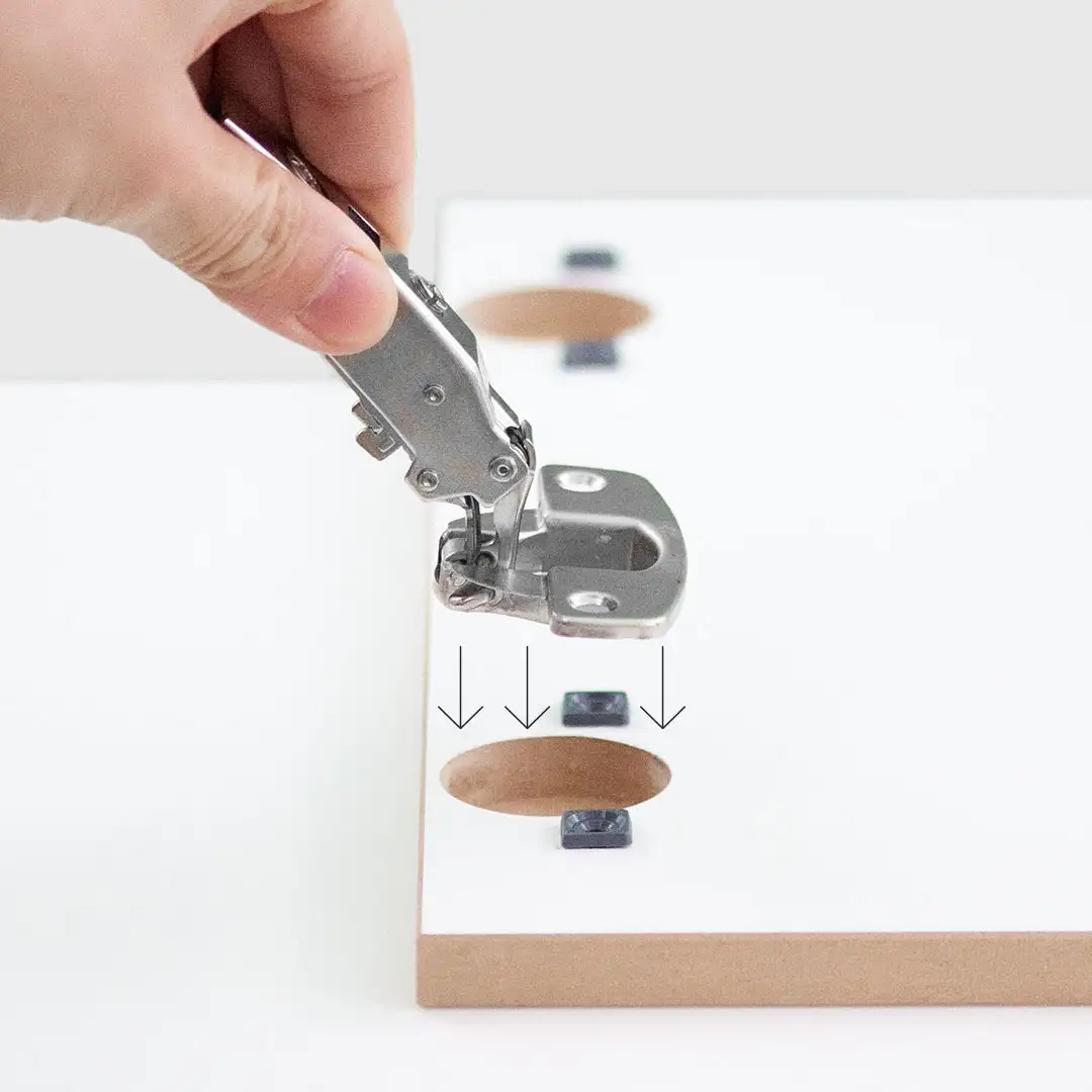 Anleitungen, Türen anbringen, Schritt 3, Topfbänder, Hand, Pfeile, verschrauben