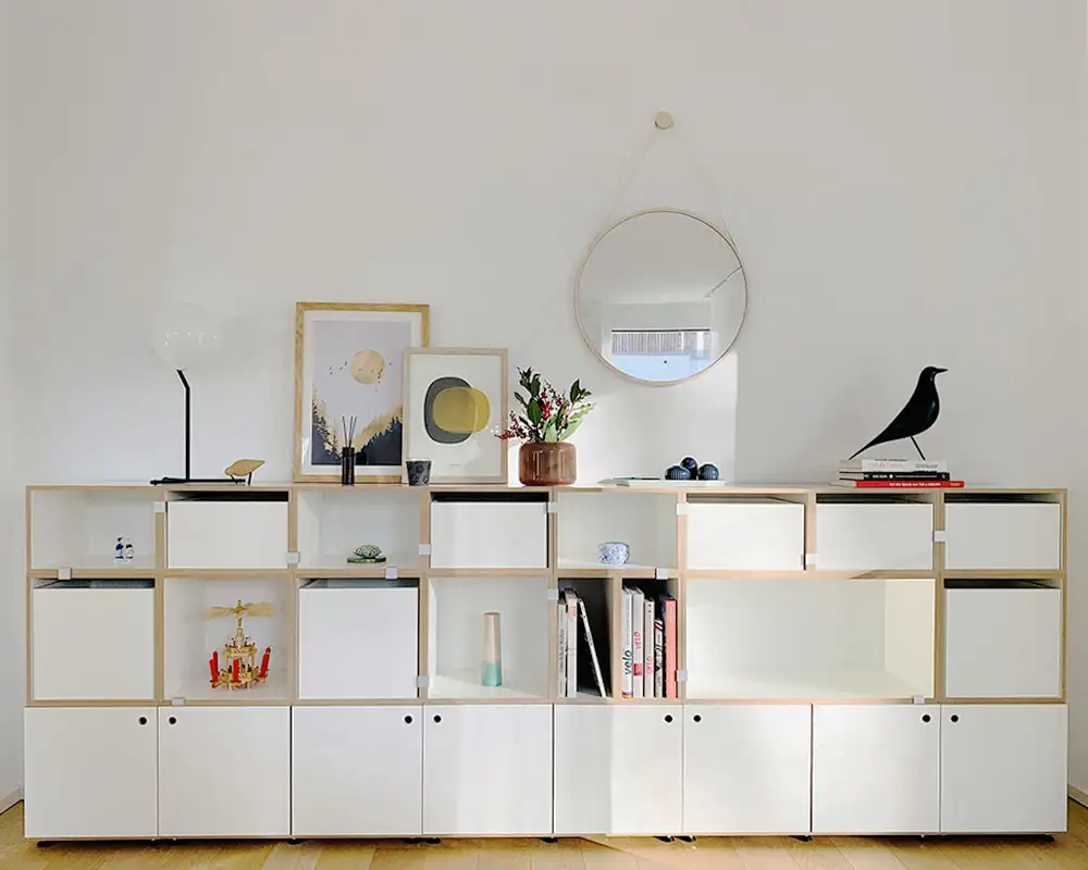 Langes Sideboard mit Türen und Einschübe Kundenbilder, Türen, Einschübe, Schublade, Dekor, Vitra, Eames House Bird, Vogel, Spiegel, Bilder, Lampe