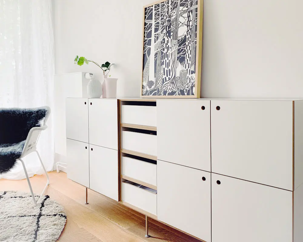 Symmetrisches Sideboard Kundenbilder, Türe, Einschübe, Schubladen, Weiß, Pflanze, Bild, Teppich, Stuhl