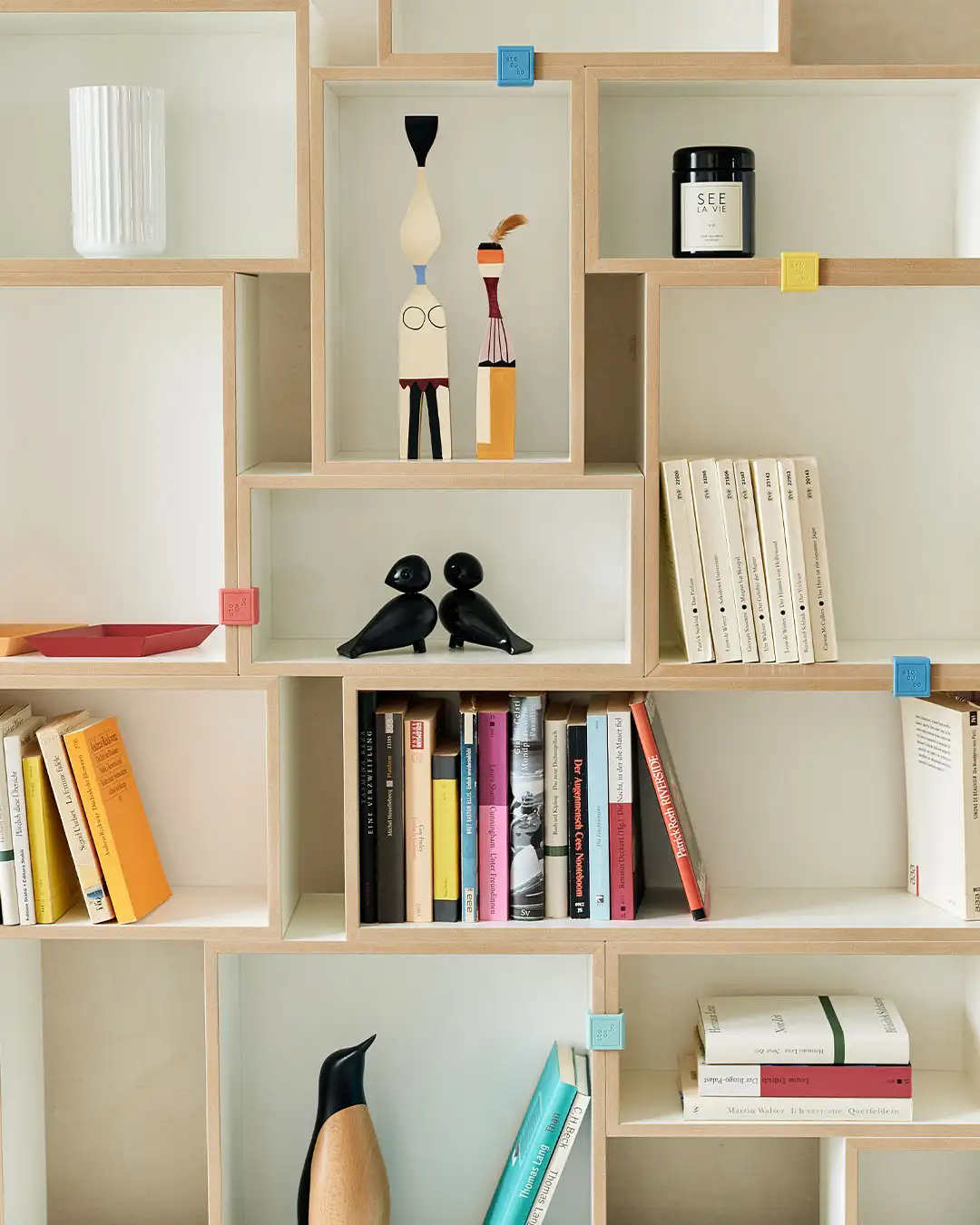 Regal für Taschenbücher, Bunte Kunststoffklammer, halbe Tiefe