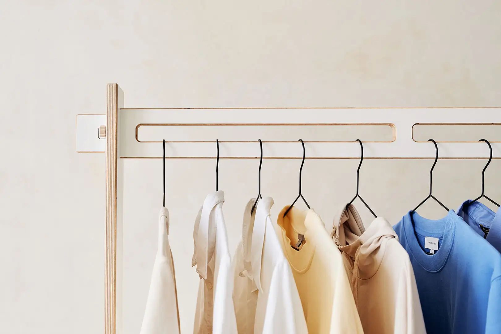 Inspiration, Blog, Neuheiten, Bügel, Kleider, Klamotten, beige, gelb, blau, Shirts, Hemden