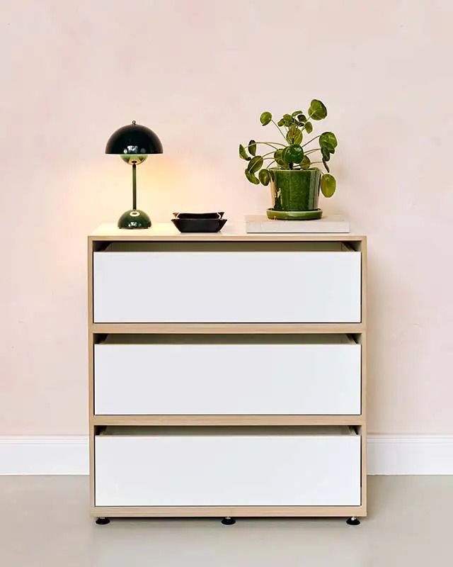 Kleine Kommode Kommoden, 2:3 Modul, Doppelte Breite, Schublade, &Tradition, Flowerpot, Lampe, Pilea, grün