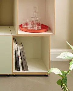 Product Page, Bücherregal mit grünen Türen, Detail, Grundplatte