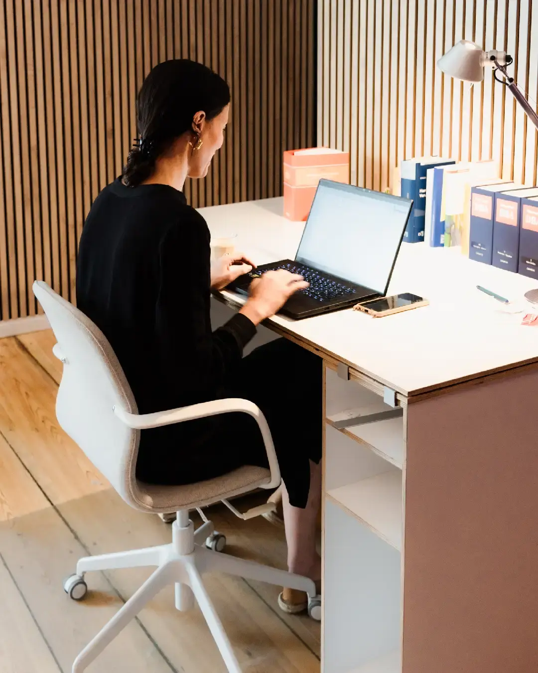Geschäftskundinnen, Geschäftskunden, Büro, Sonja, Schreibtisch, 65