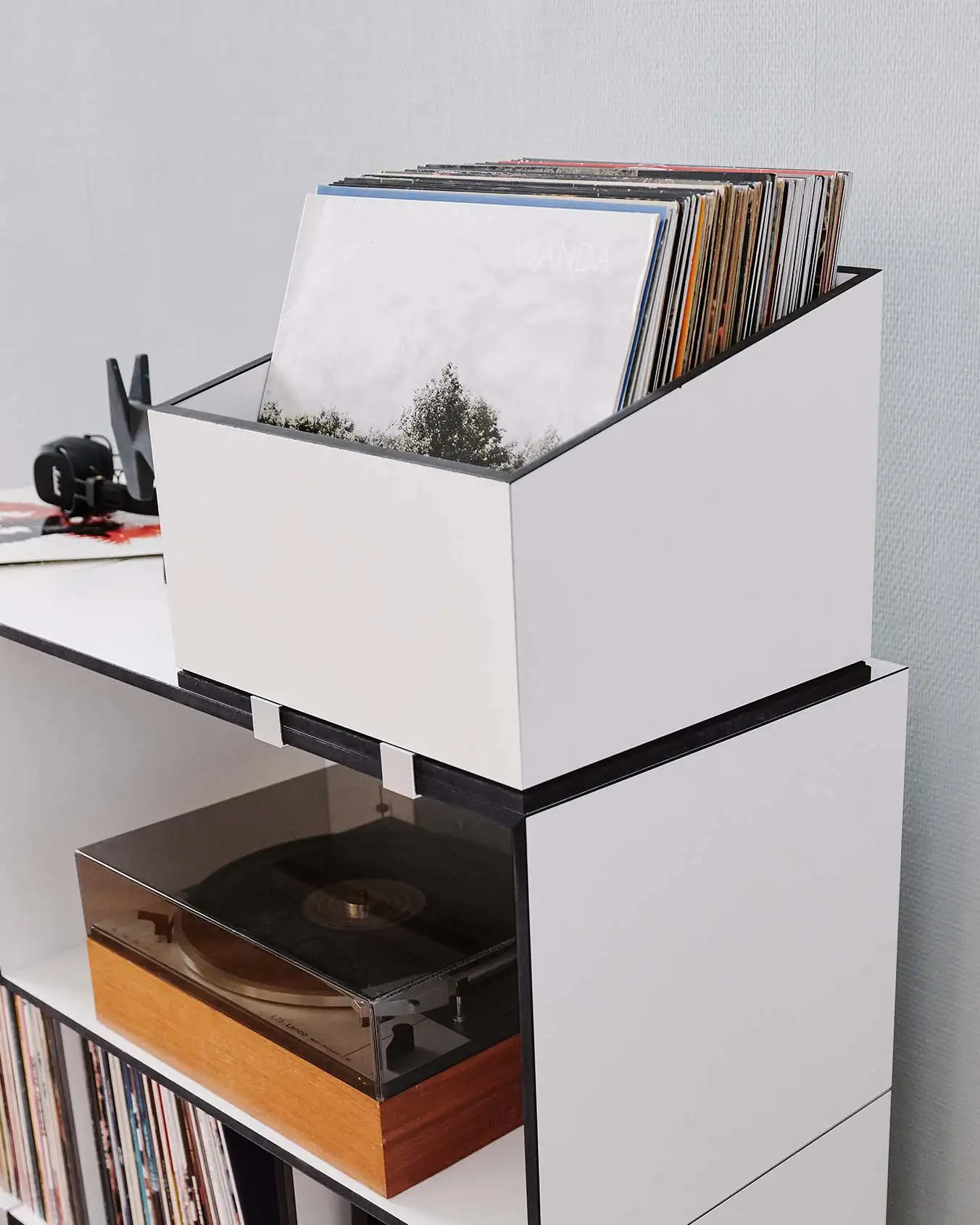 Schallplattenregale, Sideboards, LP-Box, Sockel, HiFi-Modul, Aluminiumklammer, schwarze KantenLP-Box, Sockel, HiFi-Modul, Aluminiumklammer, schwarze Kanten