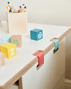 Product Page, Kinderschreibtisch S, Detail, bunte Kunststoffklammer