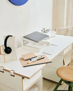 Home-Office Schreibtisch, Detail, Schreibtischplatte, Laptopständer