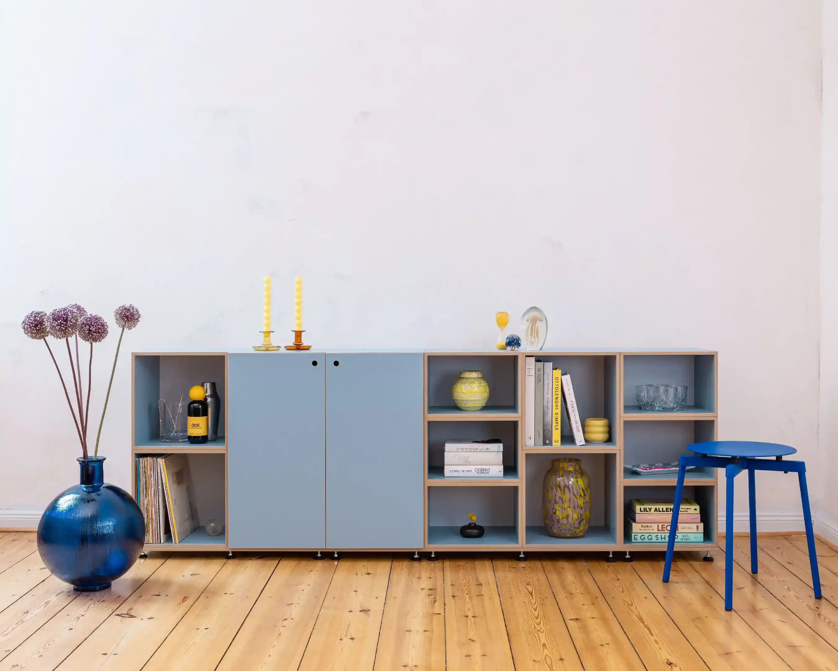 Großes Sideboard in Blau Wohnzimmer, Sideboards, Bücherregale, Große Kommode in Blau, Denimblau, Hochkanttür