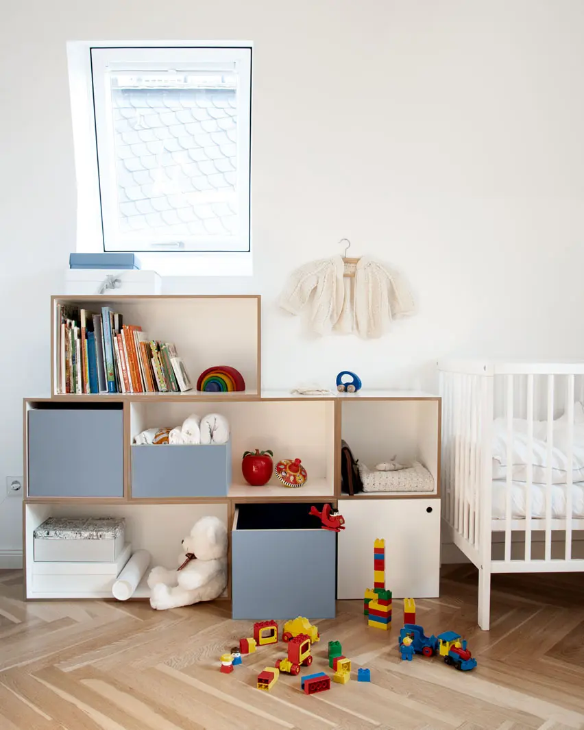 Kinderregal mit Einschübe in Denimblau Kundenbilder, Kinderregale, Dachschrängen, Einschübe, Fenster, Spielzeuge, Duplo, Lego, denimblau