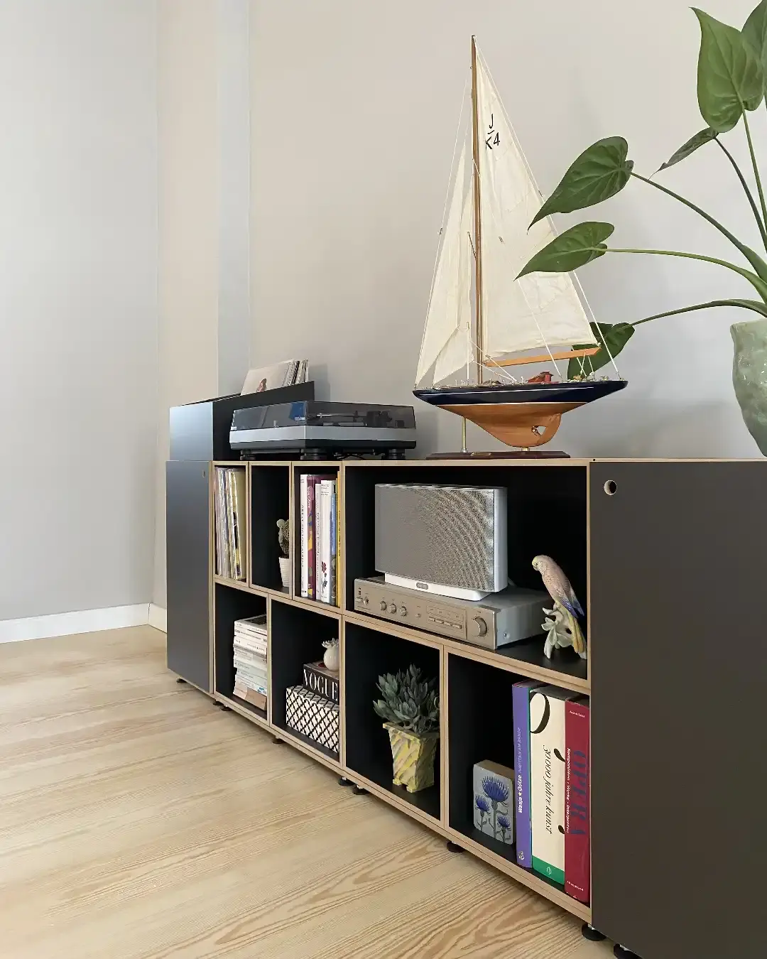 Schwarzes Wohnzimmer-Sideboard Black Edition, Wohnzimmer, Sideboards, Koop, Mitteninmitte, 4x5, 50