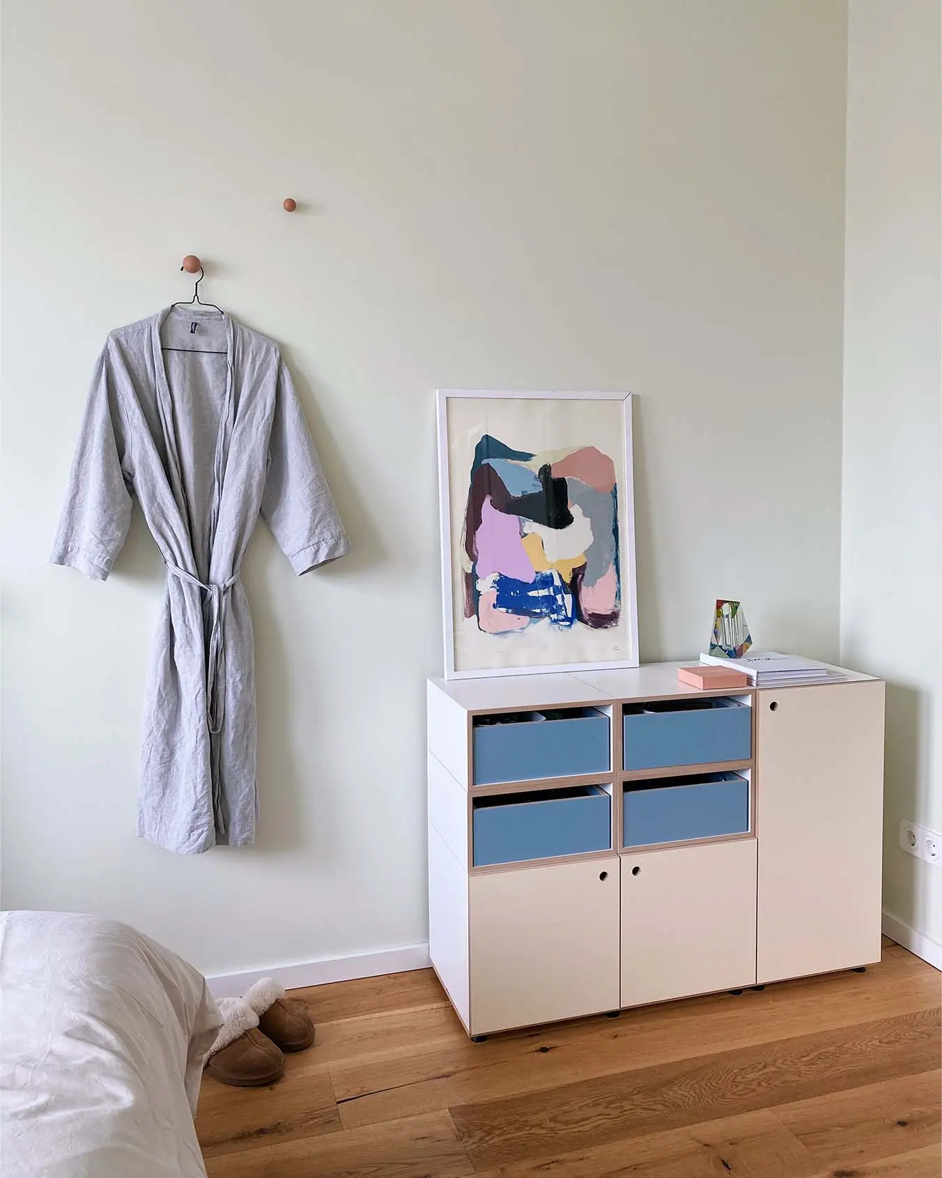 Schlafzimmer-Kommode bunt Koop, Kristina Ahoi, Schlafzimmerregale, 1:2 Modul, Einschub, 2:1 Modul, mit Tür Hochkant, denimblau, vanillegelb