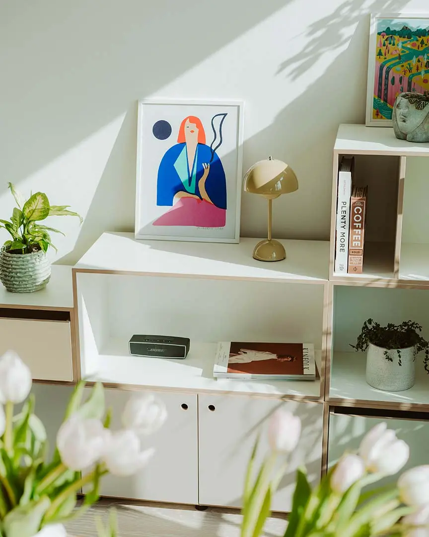 Buntes Stufenregal Kundenbilder, Kooperationen, Wohnzimmerregale,Dachschrägen, kaschmirgrau, staubgrau