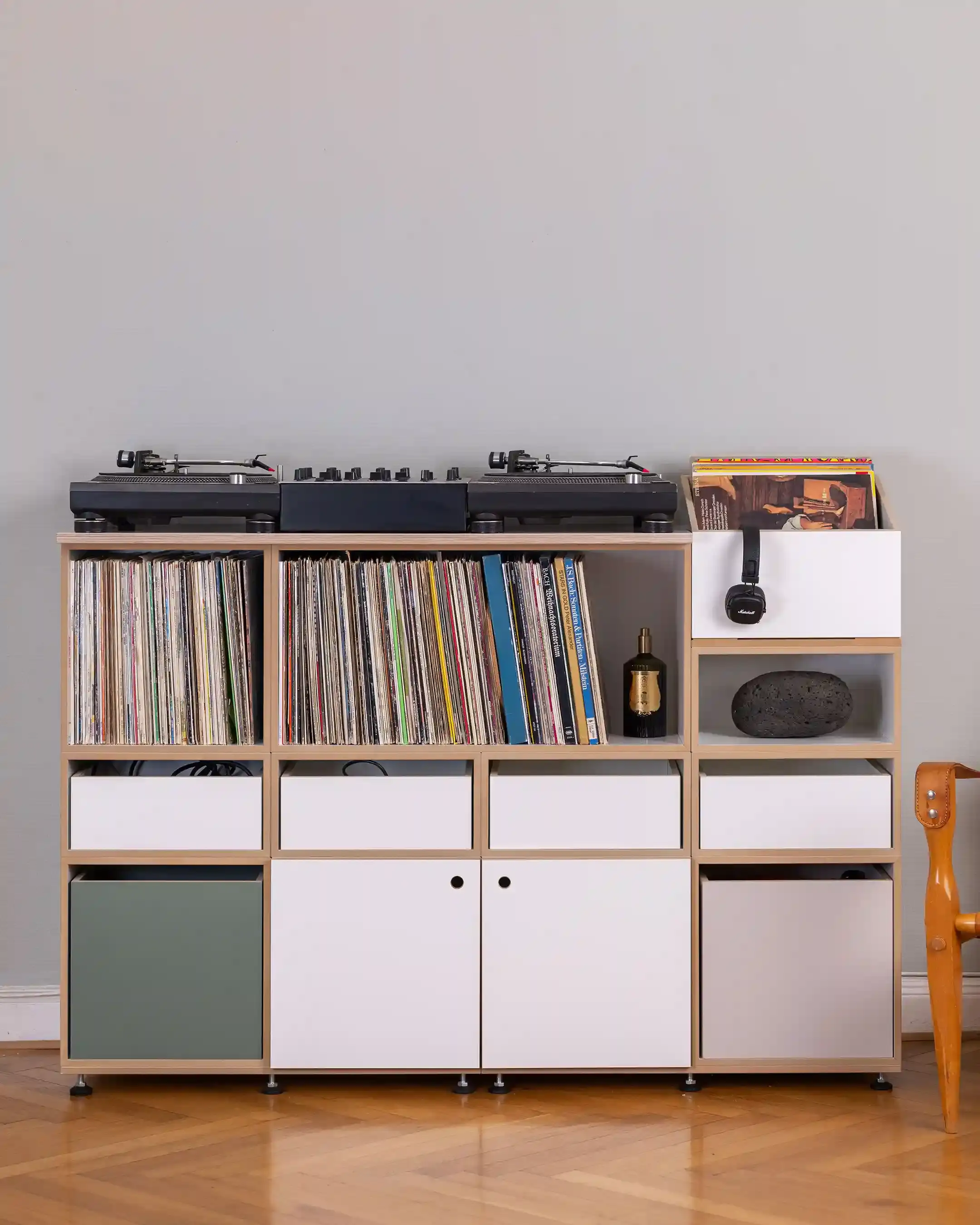 LP-Highboard in Weiß Schallplattenregale, Sideboards, LP, Einschub, Abdeckplatte, LP-Box, Sockel, Eukalyptusgrün, Kaschmirgrau, 4x5, 20