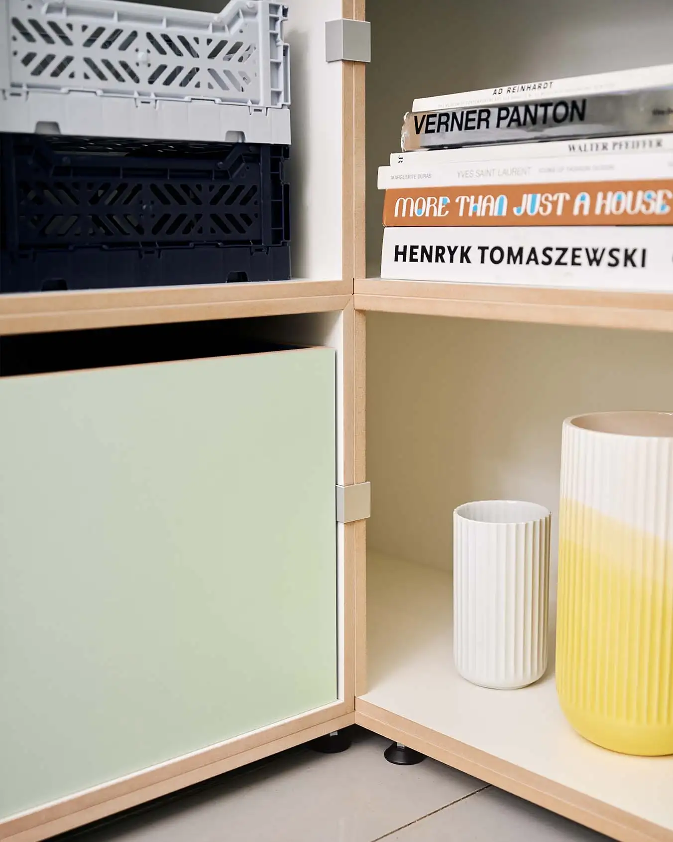 Eckregal Product Page, Eckregal, Eckmodul, Detail, pistaziengrün, Einschub