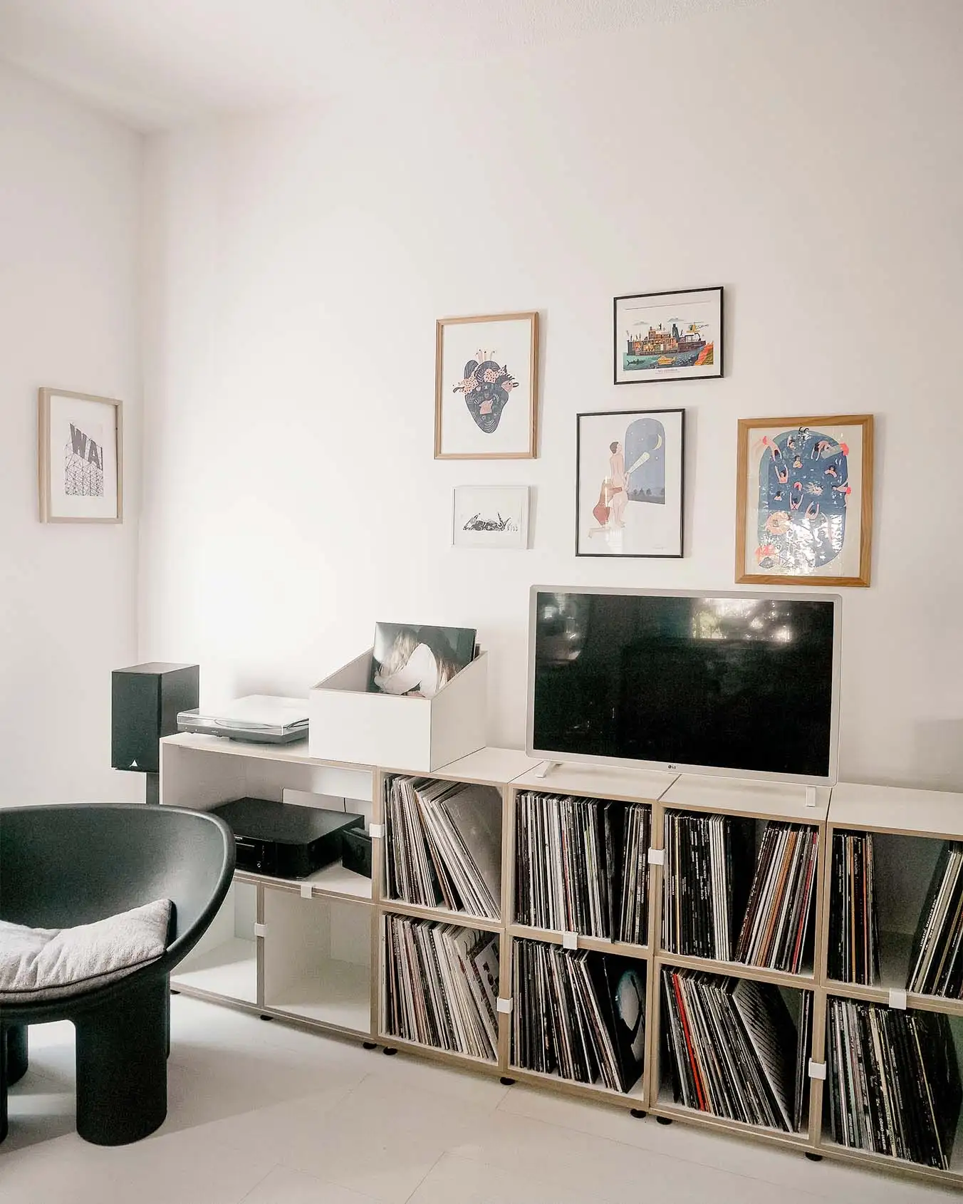Schallplattenregal mit HiFi Modul und Single-Box Koop, Gimmeshelter, Kunststoffklammer, weiß, LP-Regal