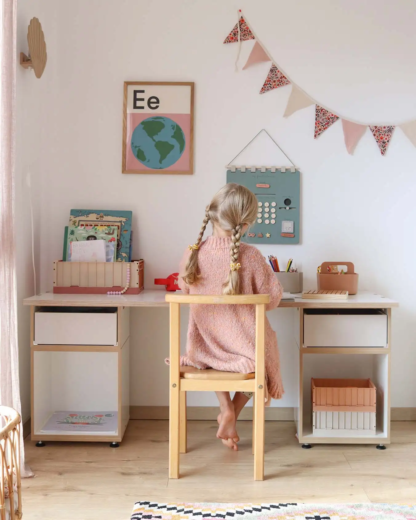 Kinderschreibtisch M Product Page, Kinderschreibtisch M, Kooperationen, Liserk, Kind, Mädchen