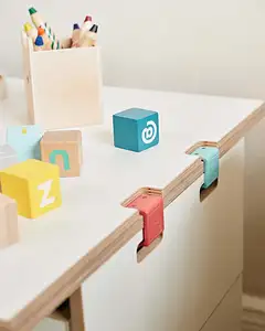 Product Page, Kinderschreibtisch S, detail, Schreibtischplatte, bunte Kunststoffklammer