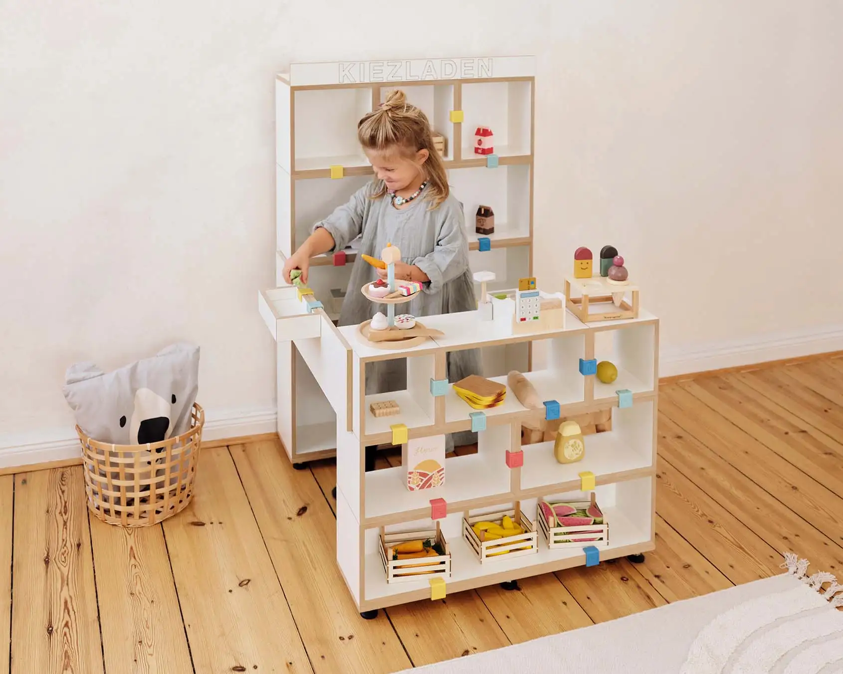 Product Page, 3-in-1-Kiezladen, Kind, Mädchen, halbe Tiefe, bunte Kunststoffklammer