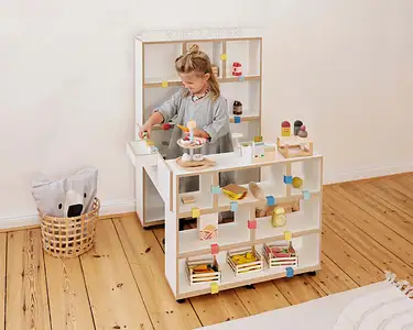 Product Page, 3-in-1-Kiezladen, Kind, Mädchen, halbe Tiefe, bunte Kunststoffklammer